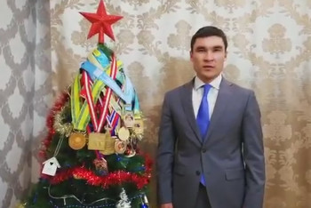 Серик Сапиев поддержал новогодний challenge и украсил ёлку своими медалями