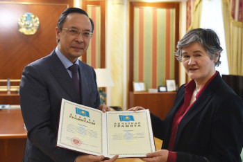 Фотография к новости: Госнаграду вручили послу Великобритании в Казахстане