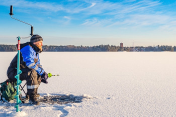 При какой толщине льда можно рыбачить, рассказали спасатели