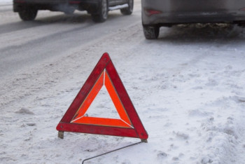 Пассажирский автобус опрокинулся на трассе в ВКО: есть пострадавшие