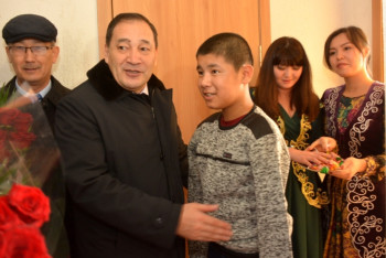 Фотография к новости: Мальчику без рук подарили квартиру в Мангистау