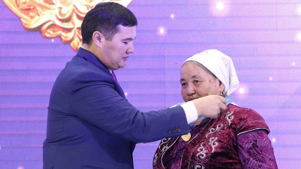 Многодетным матерям вручили подвески «Алтын алка» в Кызылорде