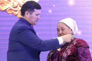 Многодетным матерям вручили подвески «Алтын алка» в Кызылорде