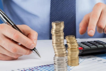 Крупный ТЦ задолжал миллионы своим сотрудникам в Алматы 