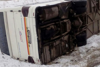 Автобус с людьми перевернулся в Карагандинской области