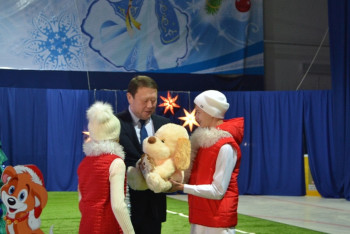 Планшеты подарили 600 детям СКО на президентской ёлке