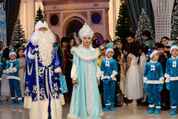 Фотография к новости: На президентской елке в Кызылорде 200 детям подарили ноутбуки