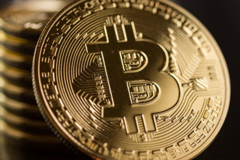 Фотография к новости: Никто не гарантирует сохранность вложенных денег в биткоины – глава Нацбанка 