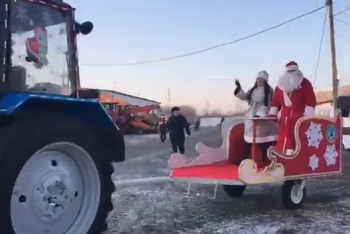 Дороги в Караганде помогают чистить Дед Мороз и Снегурочка