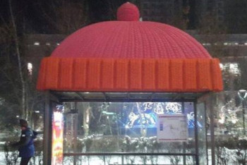 Фотография к новости: Столичные остановки «надели» вязаные шапочки