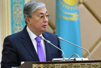 Фотография к новости: Апостроф в новом казахском алфавите применять пока рано – Токаев