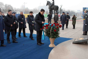 Фотография к новости: Цветы торжественно возложили к Монументу Независимости в Алматы 
