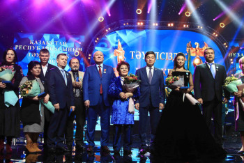 Фотография к новости: Бауыржан Байбек вручил госнаграды алматинцам в честь Дня независимости