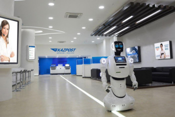 Фотография к новости: Робот обслуживает клиентов в первом цифровом офисе «Казпочты»