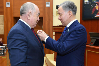 Фотография к новости: Депутатов и сотрудников Мажилиса удостоили госнаград