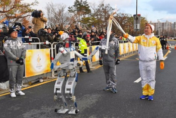 Фотография к новости: Робот впервые «пробежал» в эстафете олимпийского огня