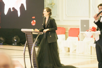 Фотография к новости: Бейсболка Шумахера и перчатки с автографом Тайсона проданы на аукционе в Астане