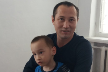 Отцу-одиночке, воспитывающего сына инвалида, дали квартиру в Актобе