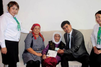 Столетней бабушке из Кызылорды вручили новое удостоверение личности