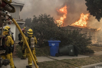Фотография к новости: Пожар в Калифорнии: Огонь перекинулся на жилищные массивы