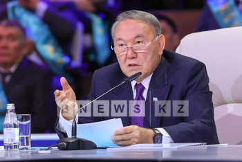 Фотография к новости: Зарабатывать больше денег на переработке нефтепродуктов поручил Назарбаев