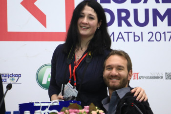 Поборовшая ДЦП журналистка встретилась с Ником Вуйчичем в Алматы