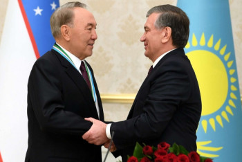 Фотография к новости: Мирзиёев поздравил главу Казахстана с Днем Первого Президента РК