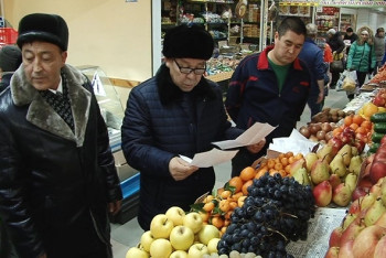 Фотография к новости: В Темиртау сожгли партию зараженных комстоком гранатов