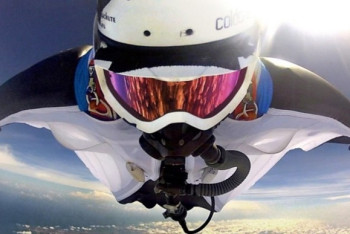 Фотография к новости:  Экстремалы прыгнули с горы и на ходу влетели в самолет