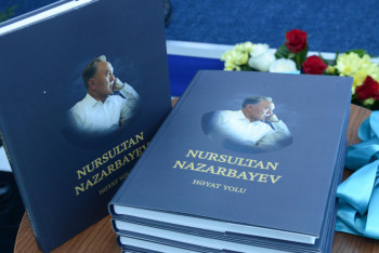 Фотография к новости: Книгу «Нурсултан Назарбаев. Биография» перевели на азербайджанский язык