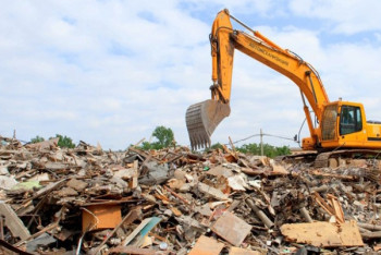 Фотография к новости: Незаконно возведенный дом за 320 млн тенге снесли в Алматы