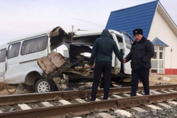 Фотография к новости: 27 человек пострадало при столкновении тепловоза и «ГАЗели» в Жанаозене