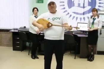 Фотография к новости: Популярный домбрист спел про ЦОНы