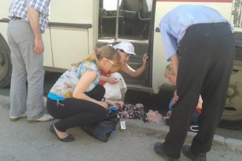 Фотография к новости: Пассажирка выпала из автобуса и сломала обе ноги в Уральске