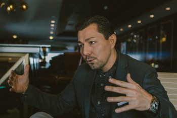 Фотография к новости: Одежду от казахстанского дизайнера предпочитают носить Илон Маск и Киану Ривз