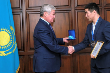 Квартиры, машины и деньги подарил спортсменам Сапарбаев