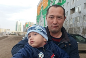 Фотография к новости: Отец-одиночка из Актобе мечтает поставить на ноги сына-инвалида