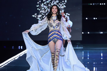 Популярная китайская модель упала на подиуме во время показа  