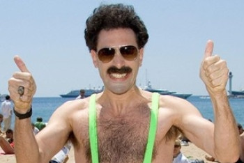 Фотография к новости: Саша Барон Коэн готов оплатить штраф за гулявших в «купальниках Бората» чехов