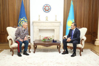 Фотография к новости: Первого главу КНБ Казахстана поздравил с юбилеем Масимов