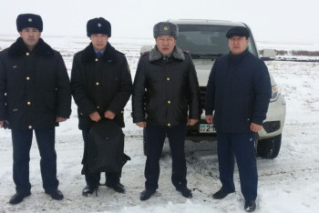 Фотография к новости: Полицейские СКО спасли потерявшихся в степи россиян