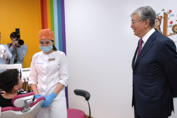 Фотография к новости: Токаев посетил медцентр Uniserv medical center в Уральске