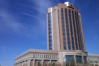 Фотография к новости: Вклеивание фотографий детей в паспорта родителей в РК планируют отменить