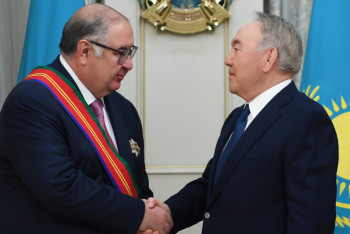 Фотография к новости: Елбасы наградил учредителя компании "USM Holdings" Алишера Усманова орденом "Достық"