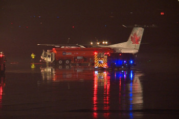 Фотография к новости: В аэропорту Торонто самолет столкнулся с бензовозом
