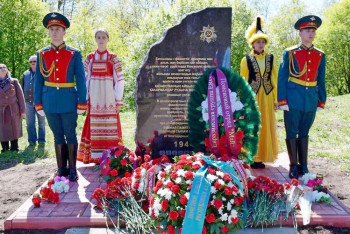 Фотография к новости: Ветераны полиции передали россиянам капсулу с североказахстанской землей