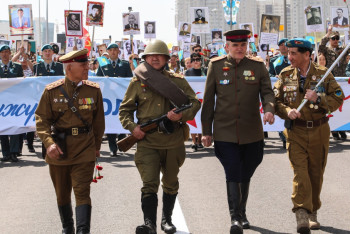Шествие "Жаужүрек полк" проходит в Нур-Султане в честь празднования Дня Победы