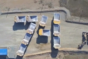 Фотография к новости: 74-я годовщина Победы: 10 самосвалов соорудили огромные цифры  и ленту памяти 