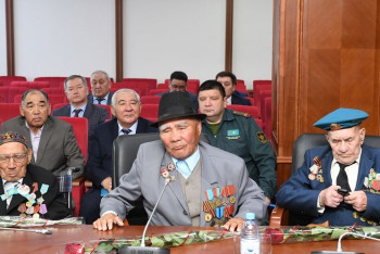 Фотография к новости: Полмиллиона тенге, цветы и вечная память героям: Как в Алматинской области чествуют ветеранов 