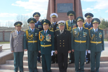 Фотография к новости: В КазГЮУ оказали почести ветеранам 